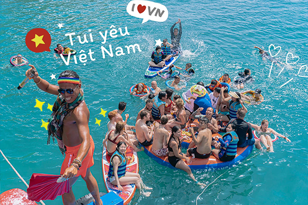 Snorkeling Tour with Floating Bar Experience